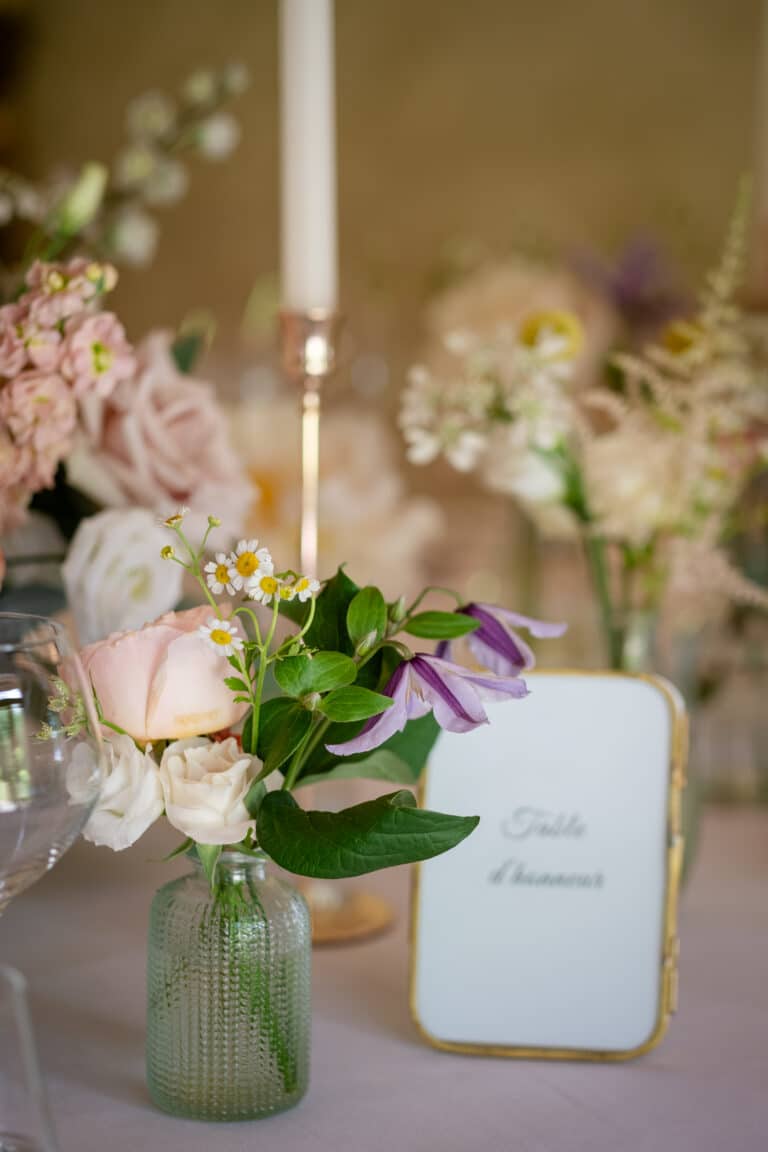 soliflore fleurs mariage fioles fleuries centre de table mariage table ronde rennes Bretagne Beaumanoir
